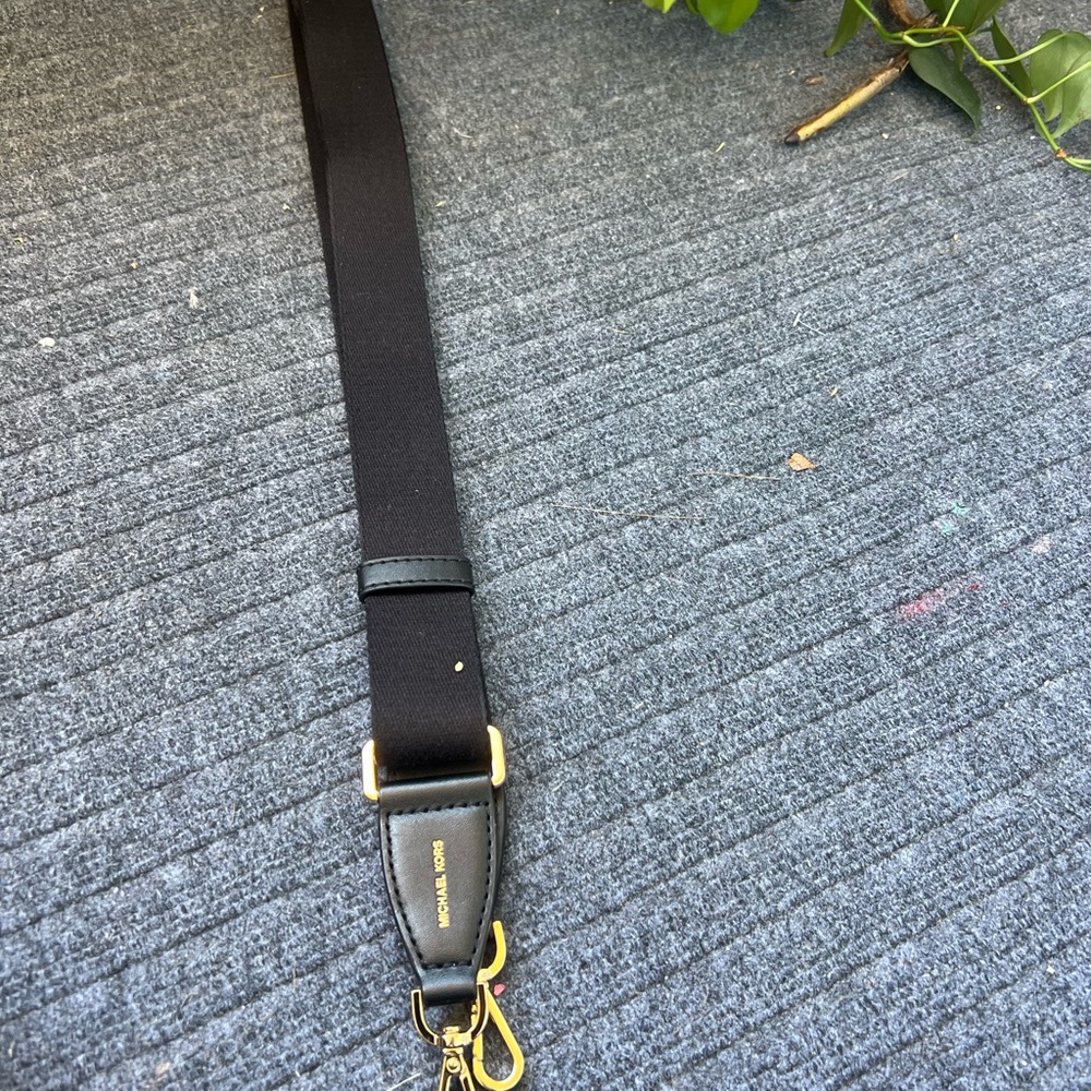 Micheal Kors crossbody strap - Picture 5 of 9